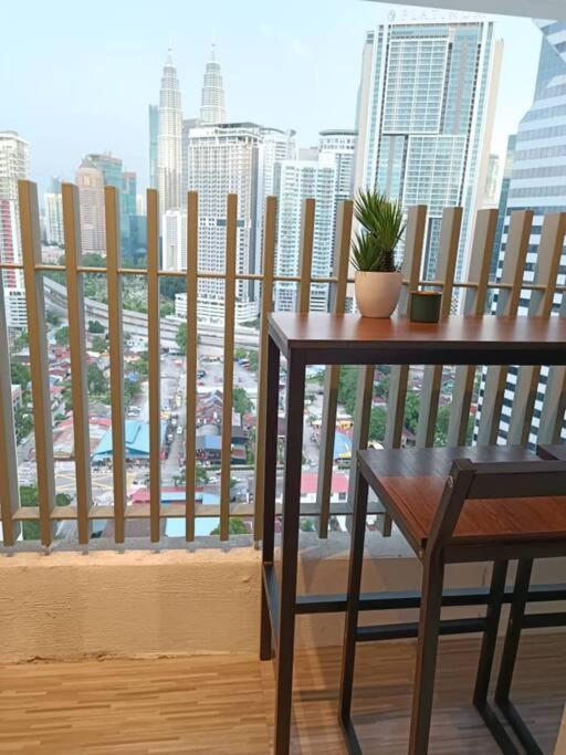 Appartamento C14B Modern Infinity Pool Klcc Balcony View Kuala Lumpur Esterno foto