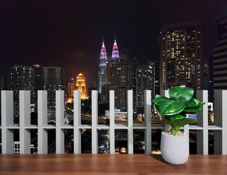 Appartamento C14B Modern Infinity Pool Klcc Balcony View Kuala Lumpur Esterno foto