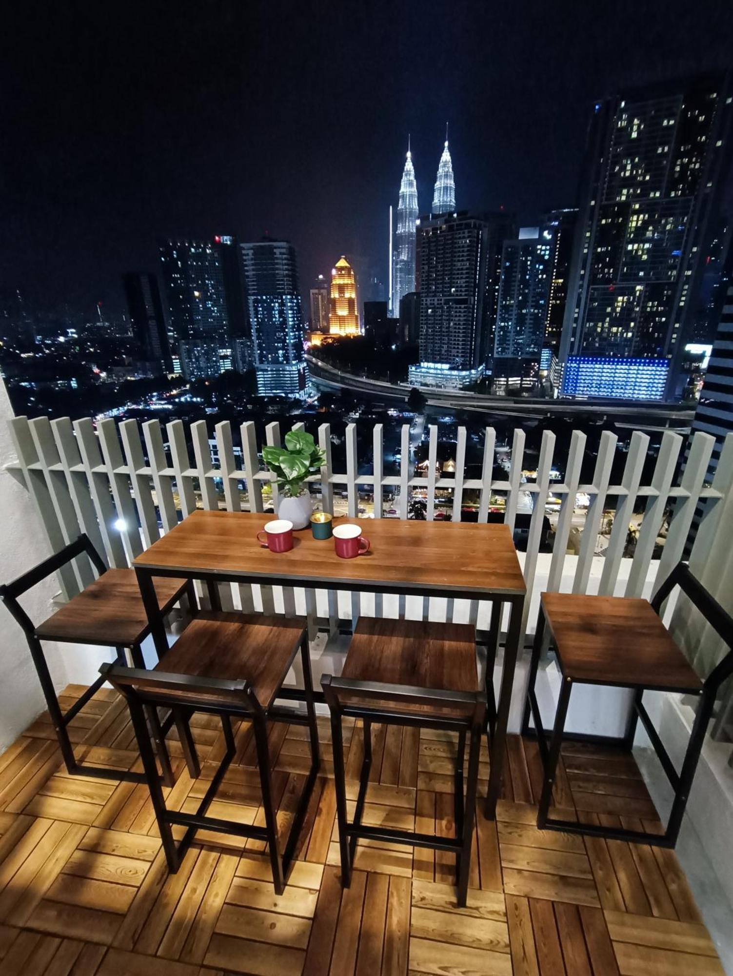 Appartamento C14B Modern Infinity Pool Klcc Balcony View Kuala Lumpur Esterno foto